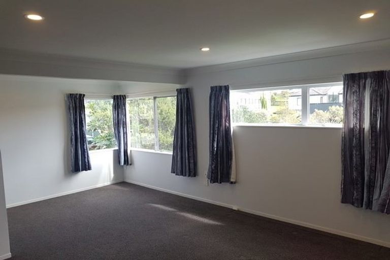 Photo of property in 60 Lagoon Way, West Harbour, Auckland, 0618