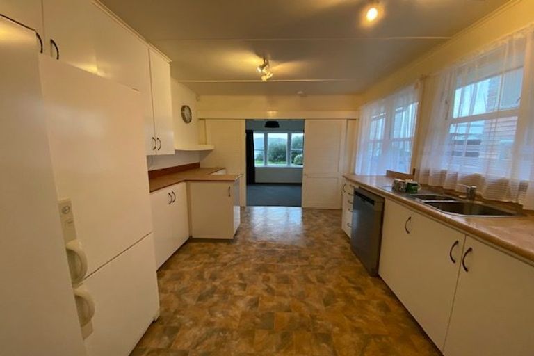 Photo of property in 121 Breaker Bay Road, Breaker Bay, Wellington, 6022