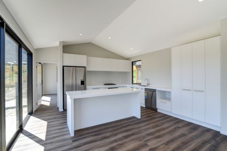 Photo of property in 16 Kinross Lane, Jacks Point, Queenstown, 9371