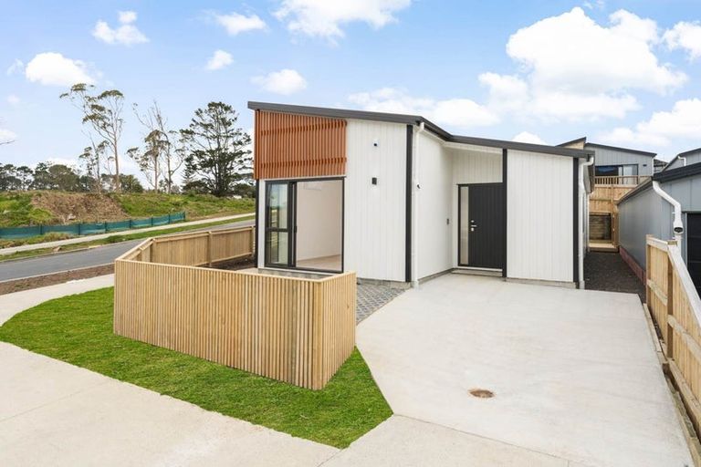 Photo of property in 32 Puhikawa Street, Massey, Auckland, 0614