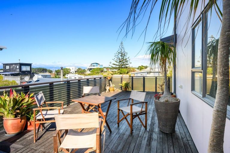 Photo of property in 17 Marine Parade South, Foxton Beach, Foxton, 4815