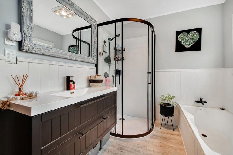 Photo of property in 31 Garfield Road, Helensville, 0800