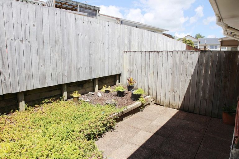 Photo of property in 3/25 Widmore Drive, Massey, Auckland, 0614