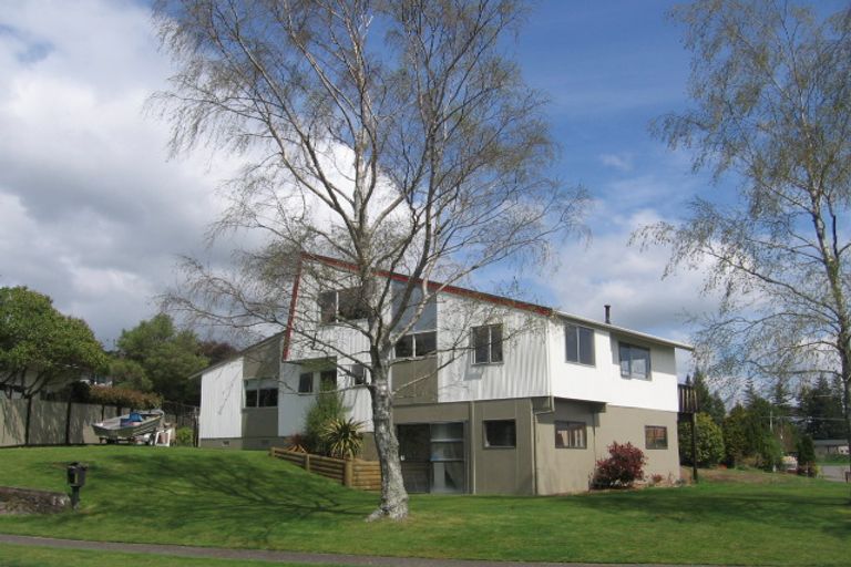 Photo of property in 1 Waitawa Place, Lynmore, Rotorua, 3010