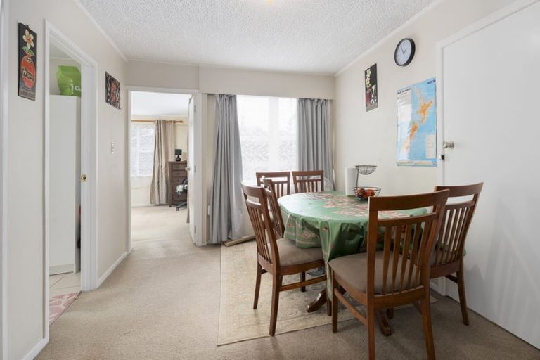 Photo of property in 8 Fowey Avenue, Te Atatu South, Auckland, 0610
