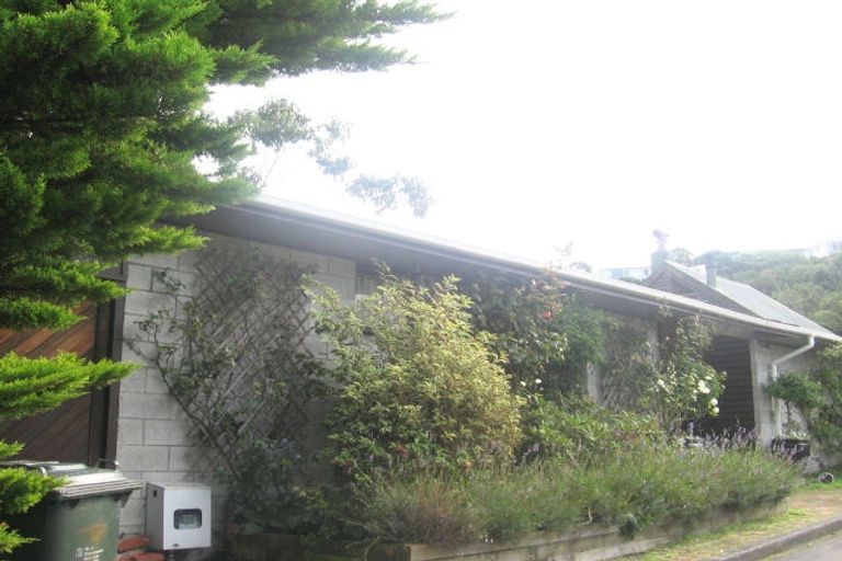 Photo of property in 16 Bushey Way, Maungaraki, Lower Hutt, 5010