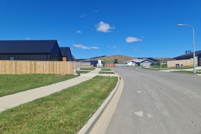 Photo of property in 8 Sardinia Grove, Fitzherbert, Palmerston North, 4410