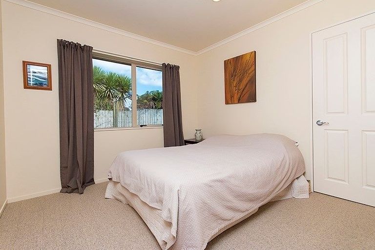 Photo of property in 18 Ernest Shackleton Place, Waiuku, 2123