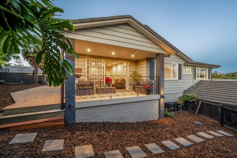 Photo of property in 8 Kerry Dell, Cockle Bay, Auckland, 2014