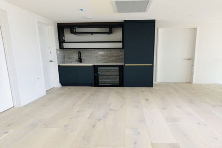 Photo of property in 33a Roberts Avenue, Bayswater, Auckland, 0622