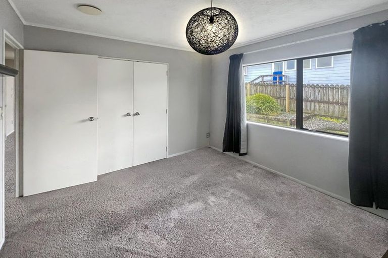 Photo of property in 2/8 Atlantis Place, Totara Vale, Auckland, 0629