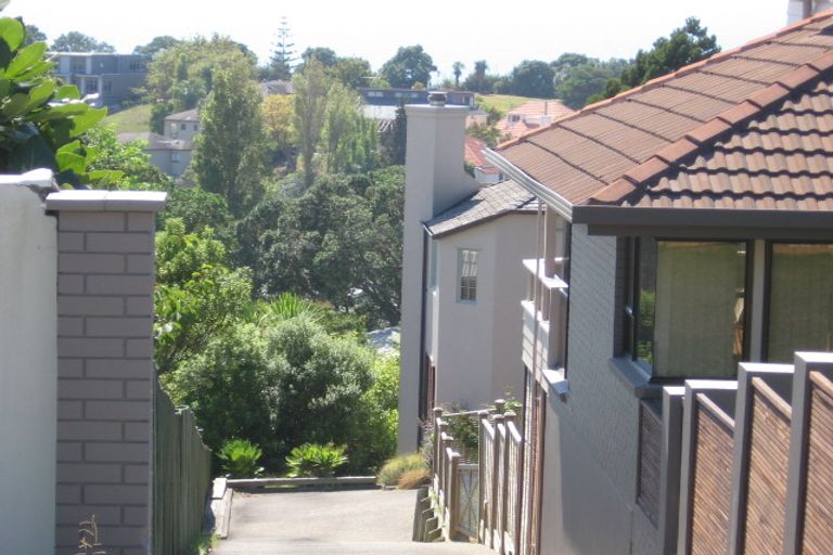 Photo of property in 2/19 Eastcliffe Road, Castor Bay, Auckland, 0620