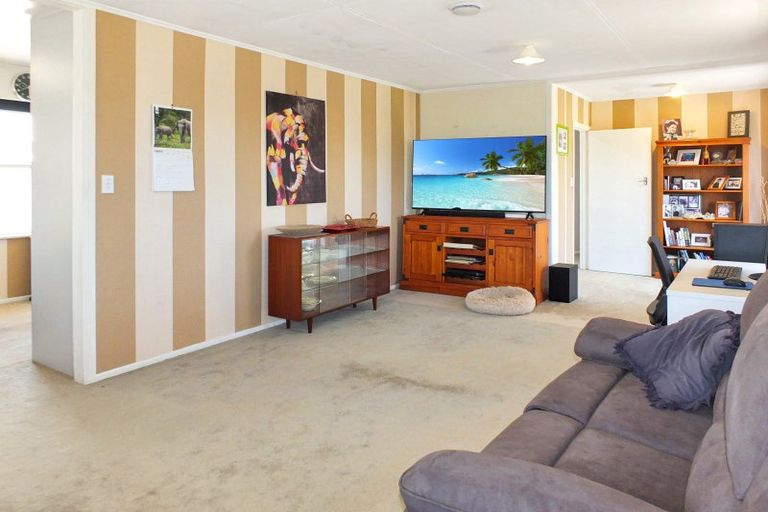 Photo of property in 16 Mark Perreau Place, Foxton, 4814