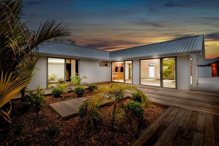 Photo of property in 7c Strandon Place, Strandon, New Plymouth, 4312