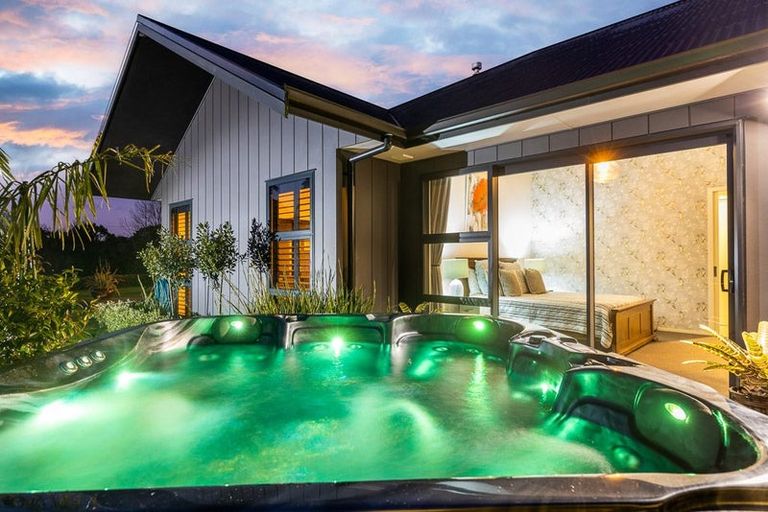 Photo of property in 10 Pike Place, Ferndale, New Plymouth, 4310