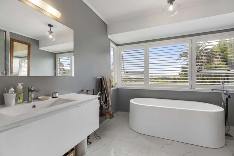 Photo of property in 39 Pohutukawa Avenue, Shelly Park, Auckland, 2014