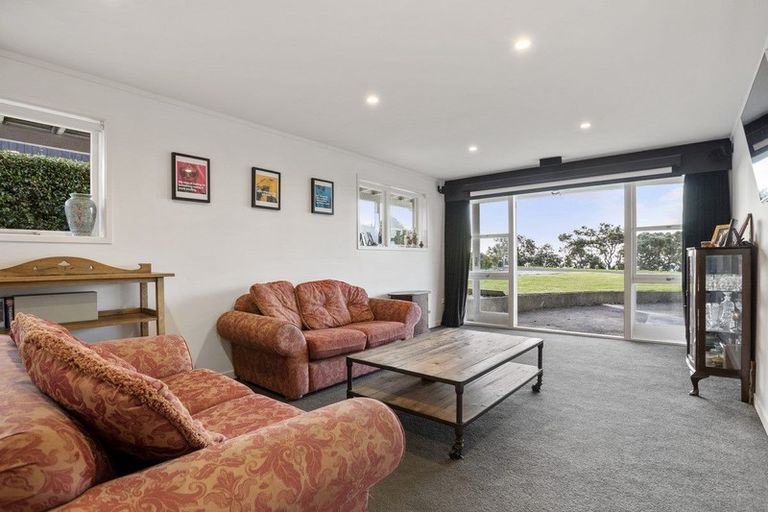 Photo of property in 84 Marine Parade, Mellons Bay, Auckland, 2014