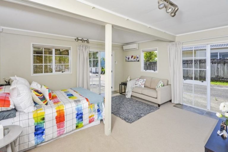 Photo of property in 1/22 Athena Drive, Totara Vale, Auckland, 0629