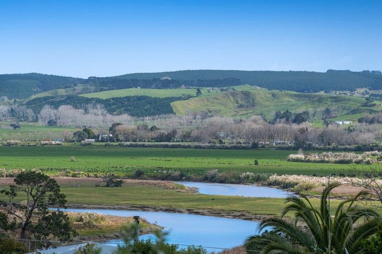 Photo of property in 2 Kaipara Crescent, Helensville, 0800