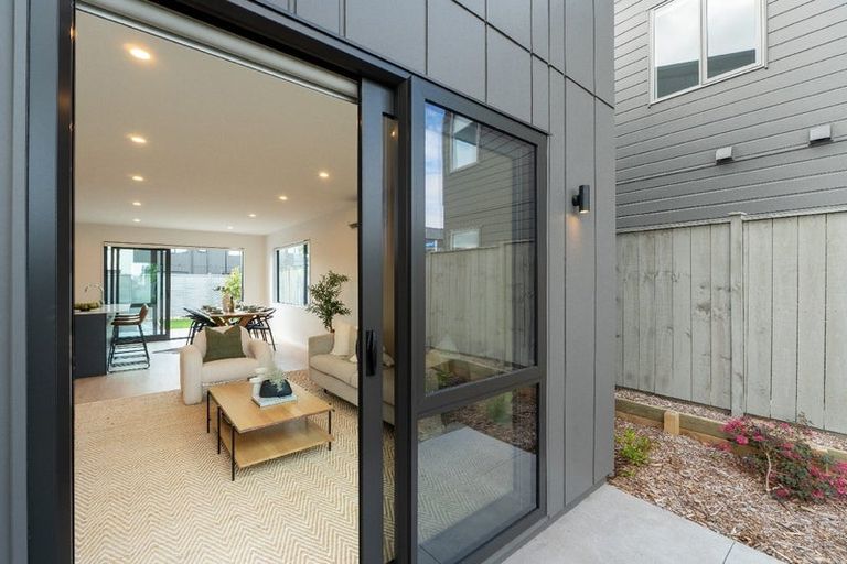 Photo of property in 2 Park Green Avenue, Rosehill, Papakura, 2113
