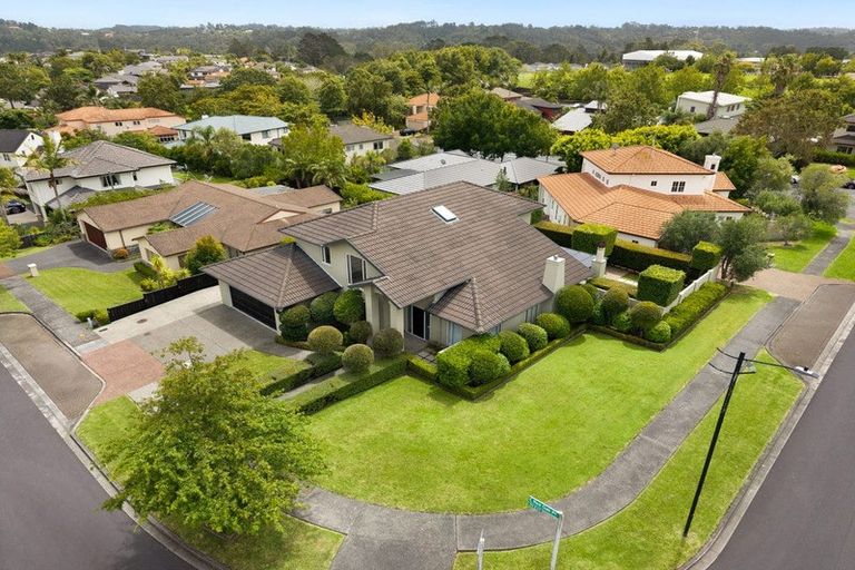 Photo of property in 1 Red Oak Place, Schnapper Rock, Auckland, 0632