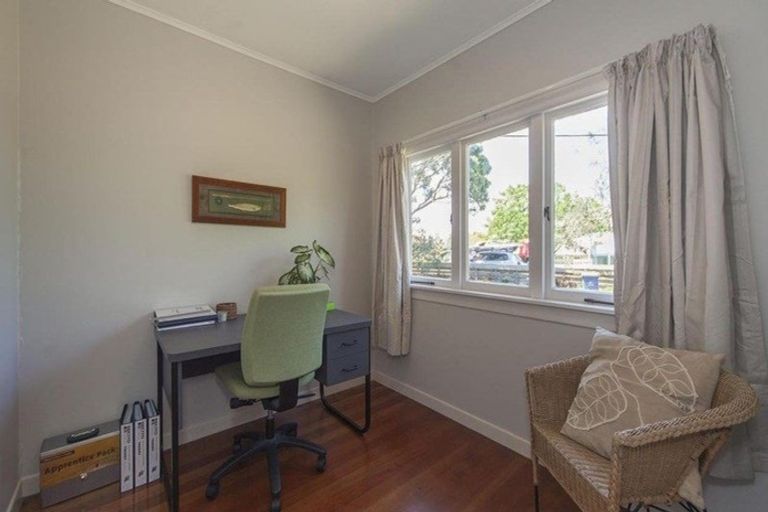 Photo of property in 50 Hobsonville Road, West Harbour, Auckland, 0618
