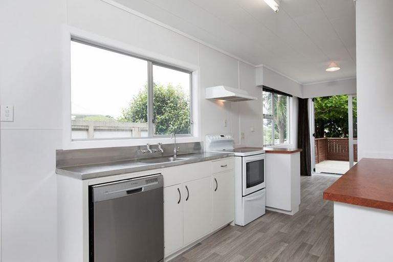 Photo of property in 5 Poharama Place, Marfell, New Plymouth, 4310