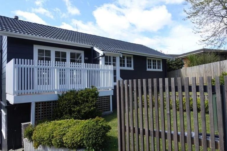 Photo of property in 35 Barker Rise, Northcross, Auckland, 0632