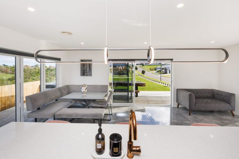 Photo of property in 37 Vaucluse Heights, Fitzherbert, Palmerston North, 4410