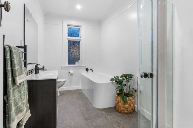 Photo of property in 72 Hargest Crescent, Saint Clair, Dunedin, 9012