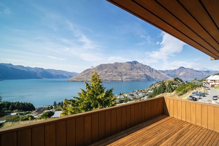 Photo of property in 128 Wynyard Crescent, Fernhill, Queenstown, 9300