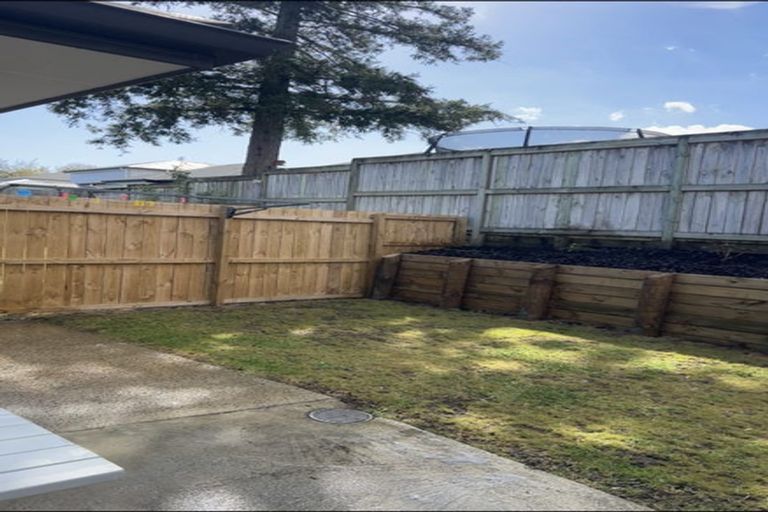 Photo of property in 12 Lockyer Road, Kumeu, 0810