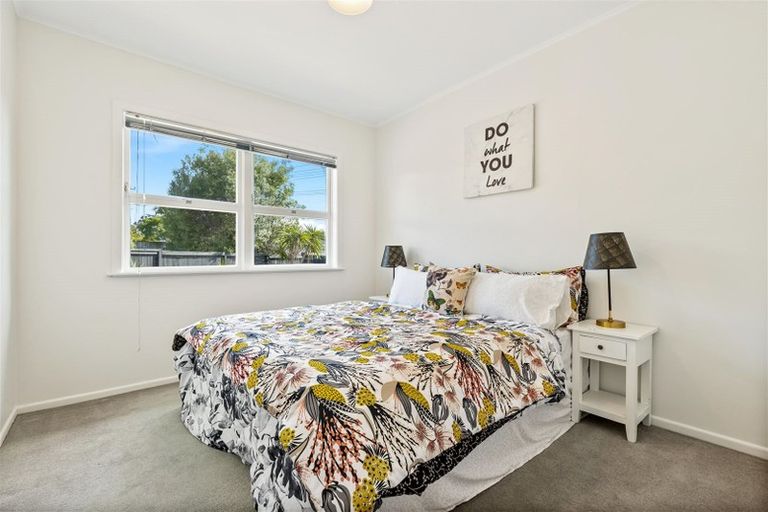 Photo of property in 2 Talavera Place, Te Atatu South, Auckland, 0602