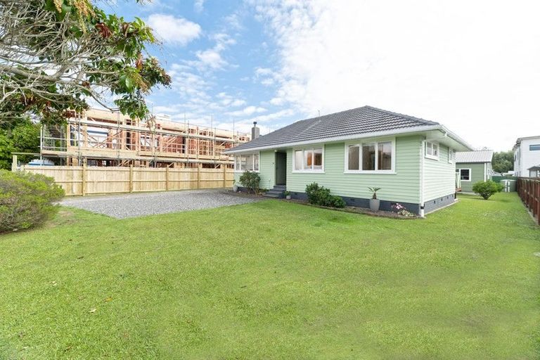 Photo of property in 23 Hereford Street, Te Atatu Peninsula, Auckland, 0610