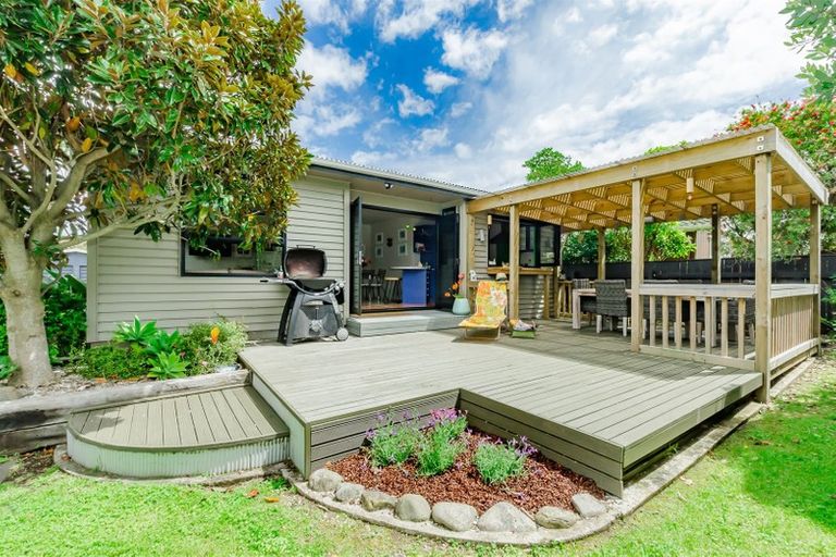 Photo of property in 26 Eruini Street, Waikanae Beach, Waikanae, 5036