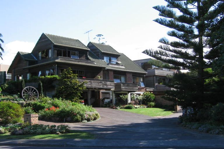 Photo of property in 1/946 Beach Road, Waiake, Auckland, 0630