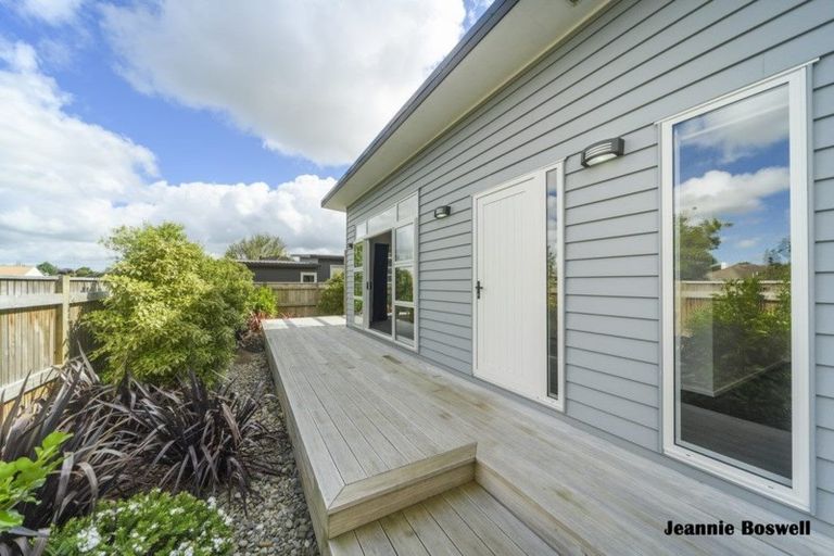 Photo of property in 52 Exeter Crescent, Takaro, Palmerston North, 4412