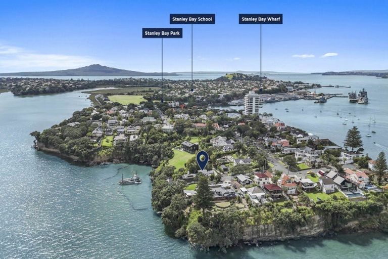 Photo of property in 94 Stanley Point Road, Stanley Point, Auckland, 0624