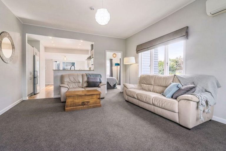 Photo of property in 2 Buisson Glade, West Harbour, Auckland, 0618