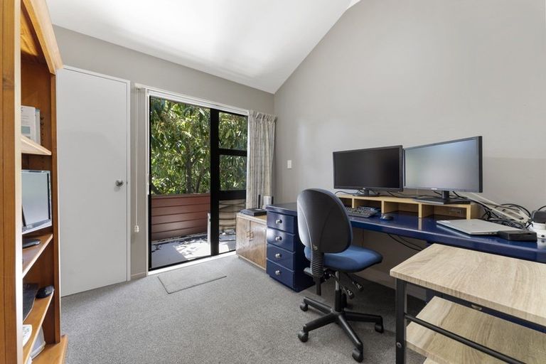 Photo of property in 16 Fraser Court, Roslyn, Palmerston North, 4414