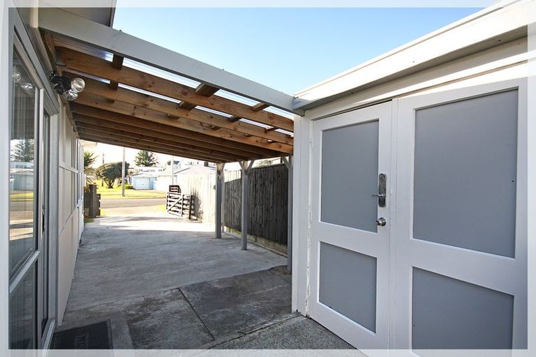 Photo of property in 10 Pratt Avenue, Foxton Beach, Foxton, 4815