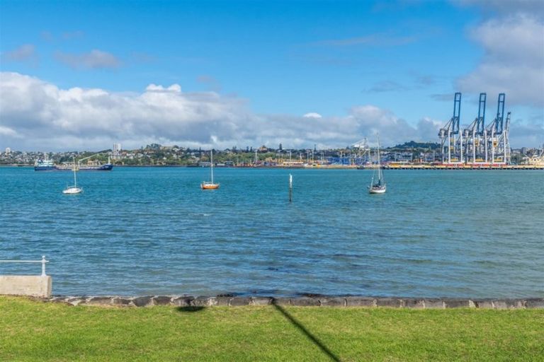 Photo of property in 1/2a Spring Street, Devonport, Auckland, 0624