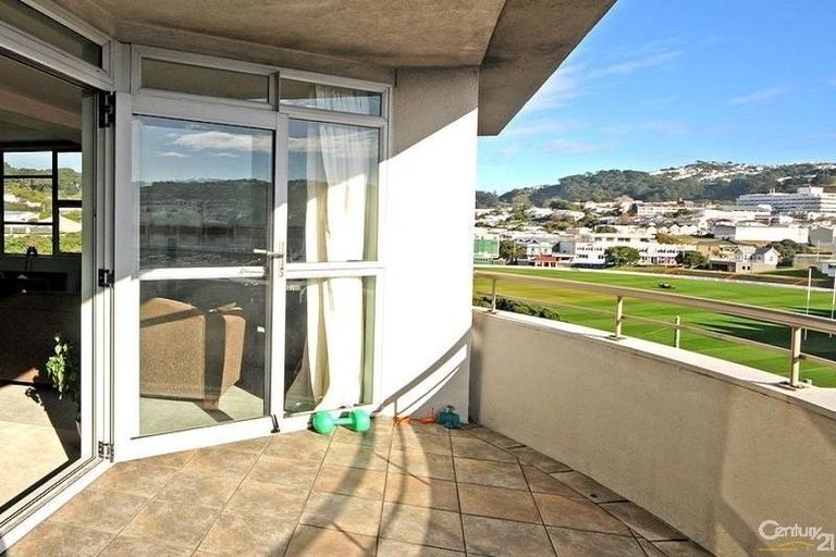 Photo of property in Grandstand Apartments, 10/80 Kent Terrace, Mount Victoria, Wellington, 6011