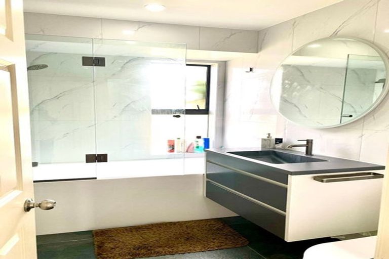 Photo of property in 12 Chadlington Avenue, Henderson, Auckland, 0612