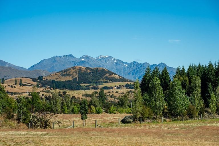Photo of property in 124 Horseshoe Bend Drive, Albert Town, Wanaka, 9382