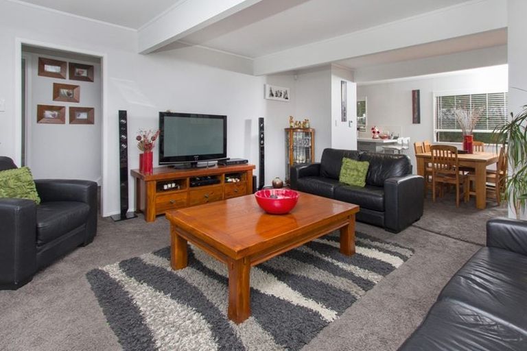 Photo of property in 1/16 Cornelian Crescent, Half Moon Bay, Auckland, 2012