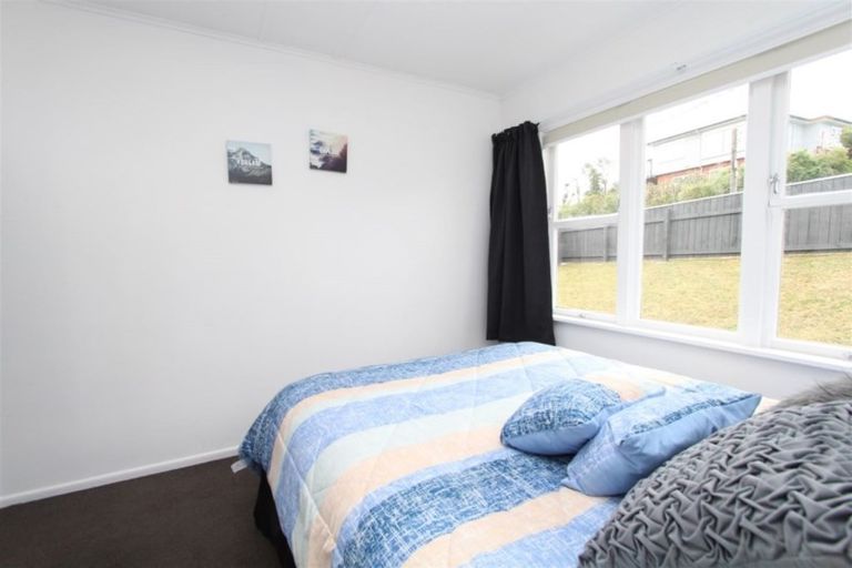 Photo of property in 31 Turville Crescent, Newlands, Wellington, 6037