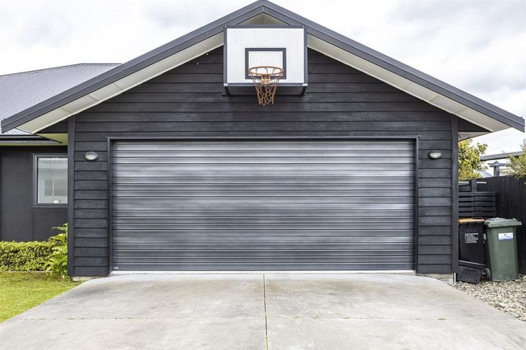 Photo of property in 5 D'urville Place, Kelvin Grove, Palmerston North, 4414