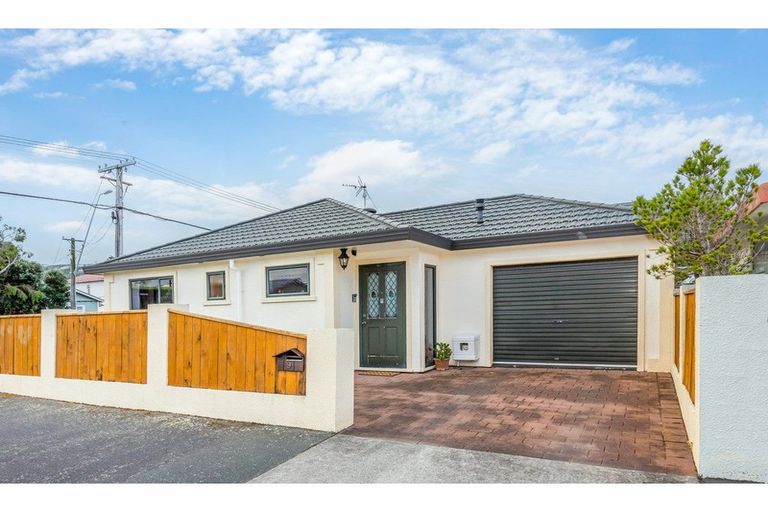 Photo of property in 9 South Street, Petone, Lower Hutt, 5012