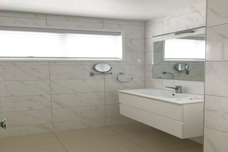 Photo of property in 76a Lake Road, Narrow Neck, Auckland, 0624